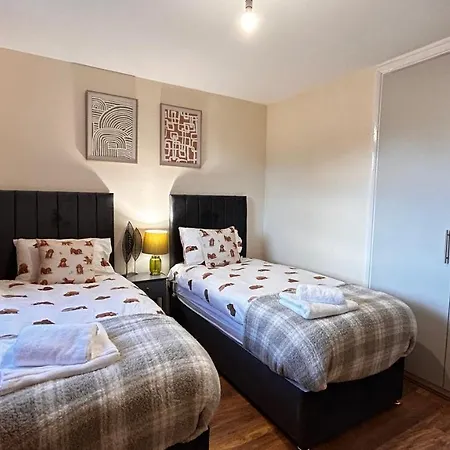 Cozy 2 Bedroom Apartment Close To Town Centre Woking Exterior photo