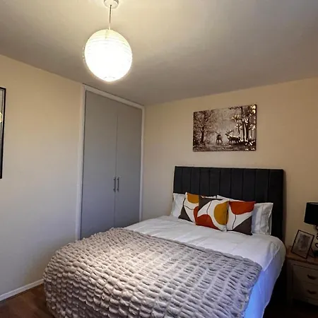 Cozy 2 Bedroom Apartment Close To Town Centre Woking Exterior photo