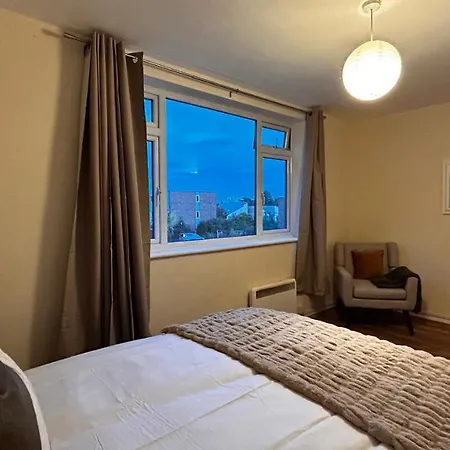 Cozy 2 Bedroom Apartment Close To Town Centre Woking Exterior photo