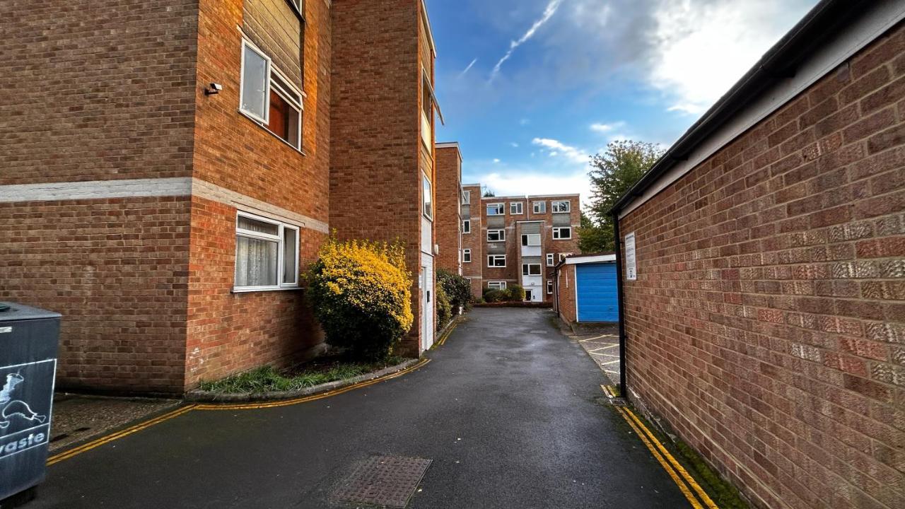 Cozy 2 Bedroom Close To Town Centre *