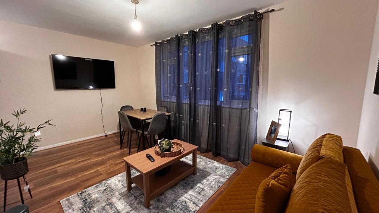 Cozy 2 Bedroom Close To Town Centre *