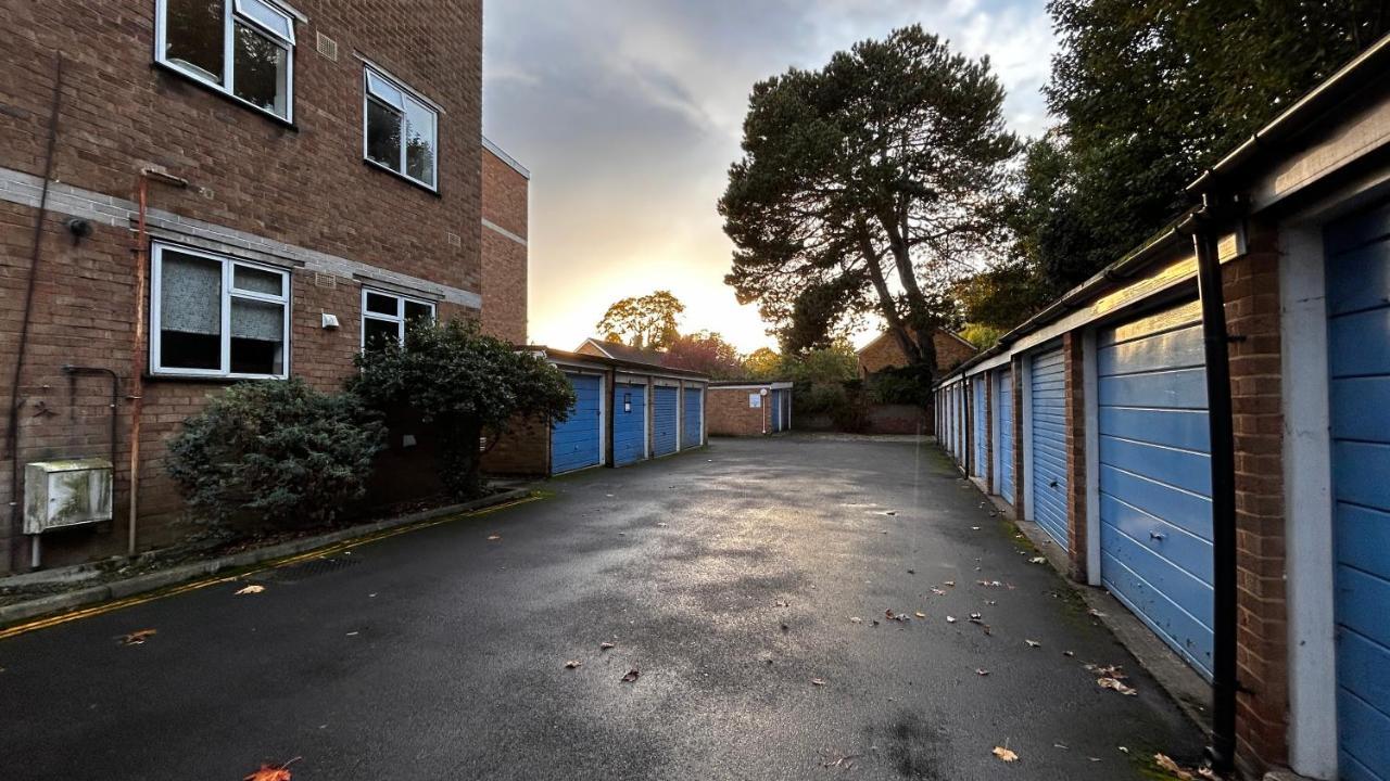 Cozy 2 Bedroom Close To Town Centre Apartment *