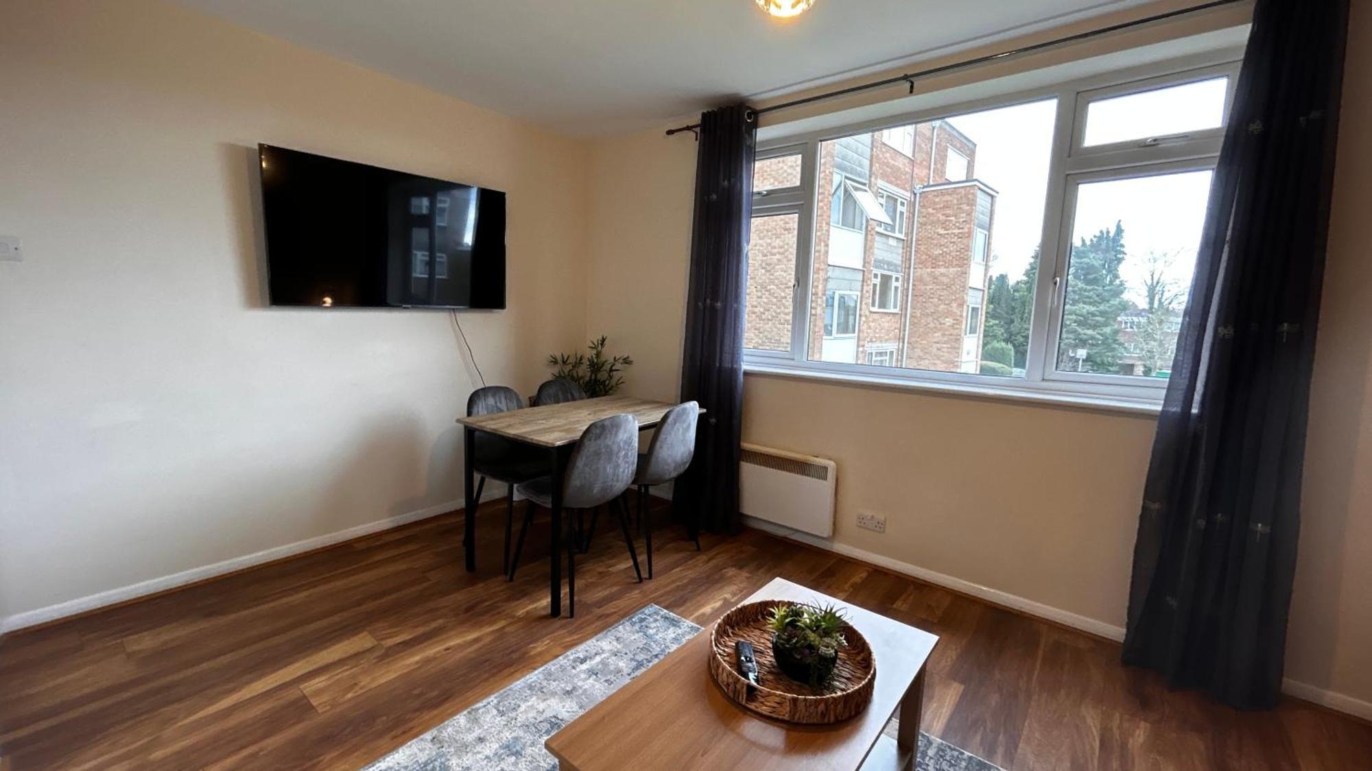 Cozy 2 Bedroom Close To Town Centre Apartment Woking