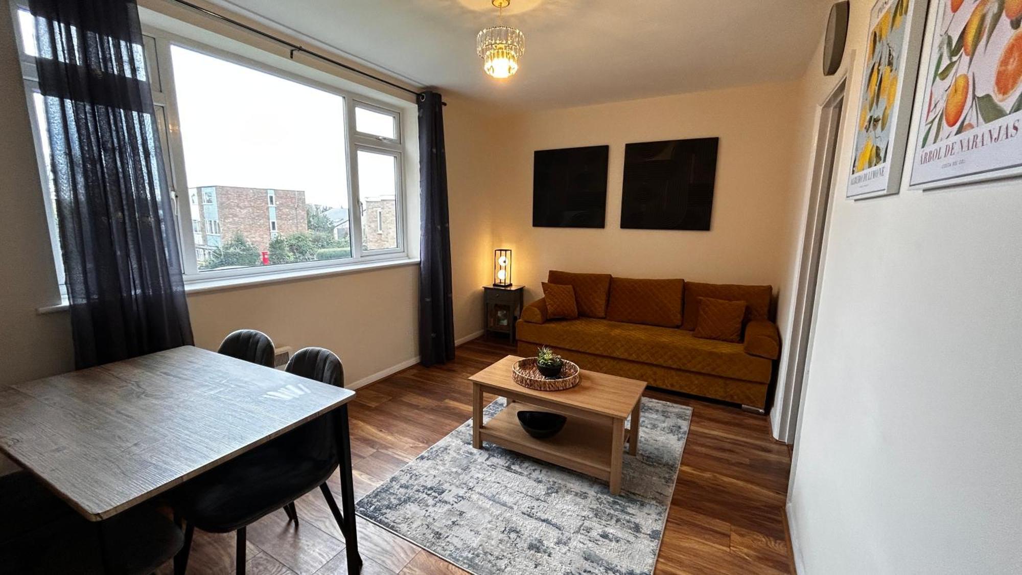 Cozy 2 Bedroom Close To Town Centre Apartment