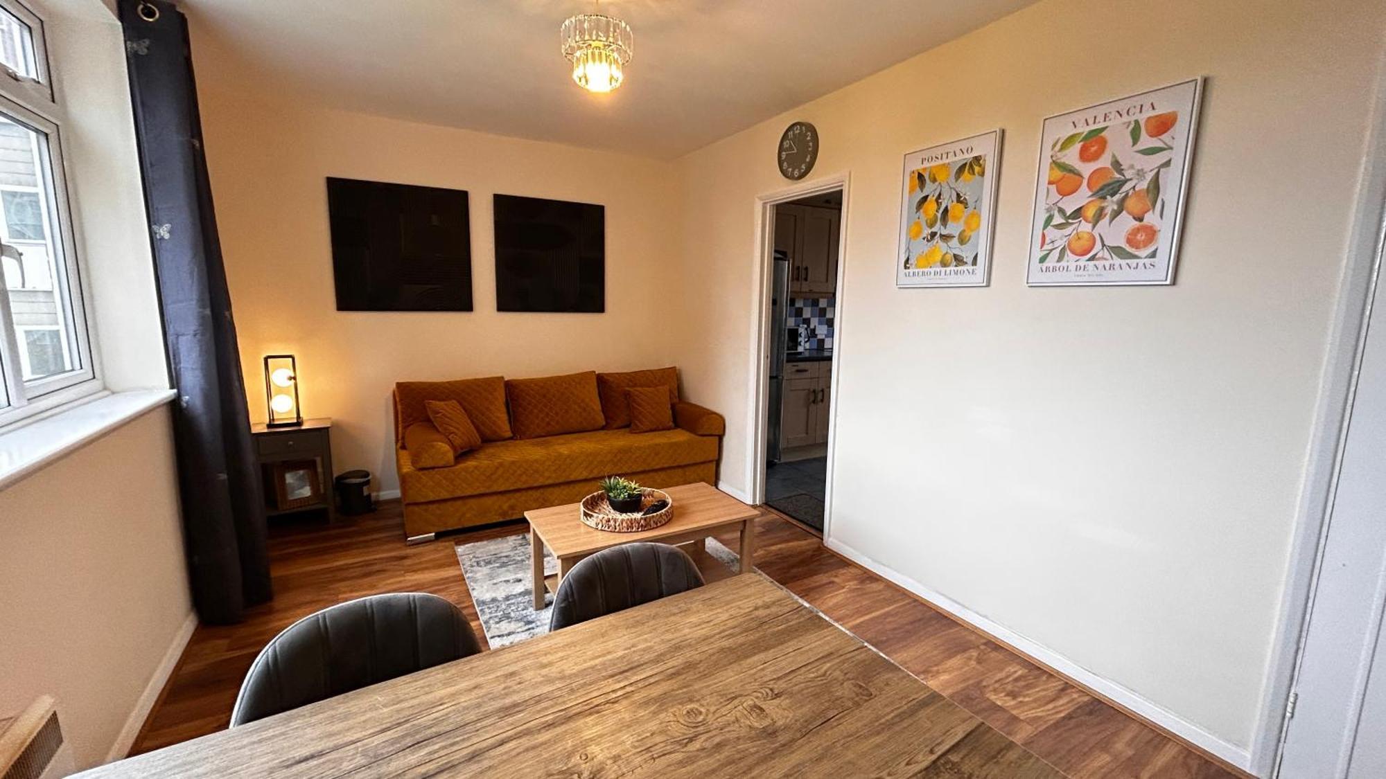 Cozy 2 Bedroom Close To Town Centre *