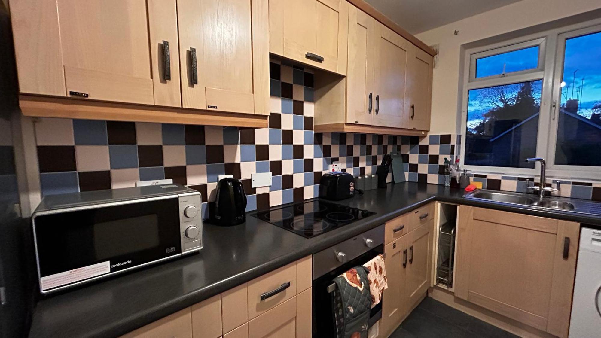Cozy 2 Bedroom Close To Town Centre Apartment Woking
